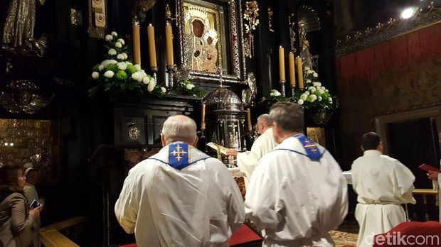 Para peziarah yang berkunjung untuk berdoa kepada Black Madonna
