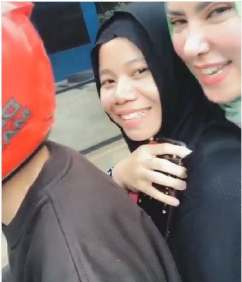 Angel Lelga naik motor bertiga tanpa pakai helm. Foto: Istimewa Angel Lelga naik motor bertiga tanpa pakai helm. Foto: Istimewa