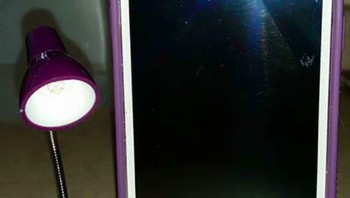Lampu meja yang dibeli malah lebih kecil dari ponsel. (Foto: Internet)