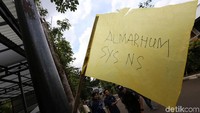 Pria bernama lengkap Heroe Syswanto NS itu meninggal pada siang tadi saat dalam perjalanan menuju rumah sakit.