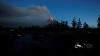 Institut Vukanologi dan Seismologi Filipina (PHIVOLCS) melaporkan dua gempa bumi tipe ledakan dirasakan di lereng gunung pada Senin (22/1). Guguran batu dan lava juga terus terjadi. Foto menunjukkan bagian kawah Gunung Mayon menyala merah akibat lava. Foto: REUTERS/Stringer