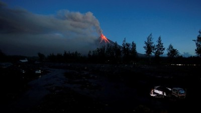 Foto: Erupsi Gunung Mayon di Filipina Picu Hujan Abu Lebat