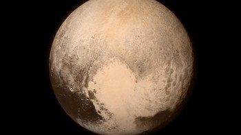 Pluto adalah planet kerdil terbesar dengan diameter 2.370 km lewat pengamatan oleh pesawat luar angkasa bernama New Horizons pada 2015. (Foto: Space)