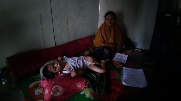 Meski berusia 12 tahun namun tubuh Fajar seperti anak berusia 4 tahun 