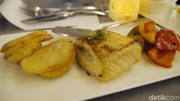 Foto: Ikan cod panggang, salah satu menu makanan yang disajikan (Kurnia/detikTravel)