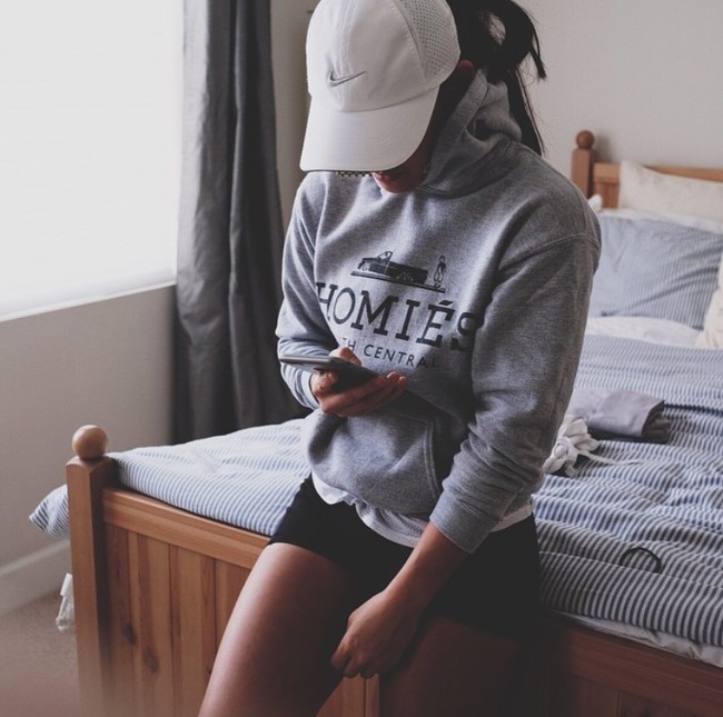 Agnez memakai swetshirt Homies rancangan desainer Brian Lichtenberg yang harganya sekitar Rp 1,7 juta. Foto: Youtube, Instagram