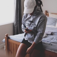 Agnez memakai swetshirt Homies rancangan desainer Brian Lichtenberg yang harganya sekitar Rp 1,7 juta. Foto: Youtube, Instagram