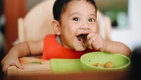 Ini Kawa lagi makan apa ya? Sedari kecil memang Kawa sudah dididik sang ibu untuk menikmati makanan sendiri dan beraneka ragam. Foto: Instagram Andien Aisyah