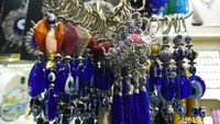 Jimat ini konon dapat menangkal evil eye yang membawa sial atau nasib buruk. Ya, namanya memang sama-sama evil eye (Kurnia/detikTravel)