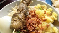 Bubur ayam gerobakan biasanya ada di sekitar perkantoran. Ada yang bergaya Betawi dengan taburan kedelai goreng dan ada pula dengan kuah kuning  gaya Cirebon. Tambahan sate ati ampela dan telur tersedia. Tinggal pilih sesuai selera. Harganya sekitar Rp 10 ribu. Foto: Istimewa