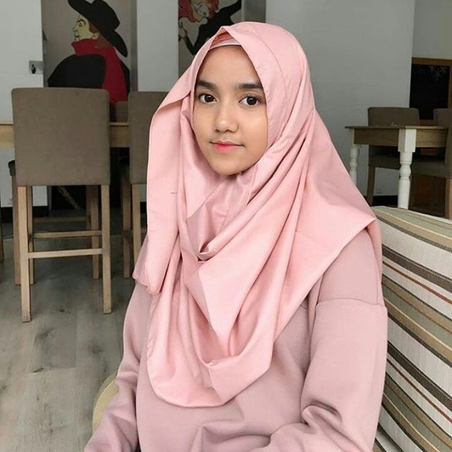 Wirda salamah Ulya adalah seorang Hafidz Quran. Anak remaja berparas cantik ini merupakan putri pertama dari Ustad Yusuf Mansur. Di umur belianya Wirda ternyata telah menghafal Al Quran 30 Juz. Foto: Instagram
