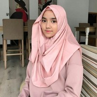 Wirda salamah Ulya adalah seorang Hafidz Quran. Anak remaja berparas cantik ini merupakan putri pertama dari Ustad Yusuf Mansur. Di umur belianya Wirda ternyata telah menghafal Al Quran 30 Juz. Foto: Instagram