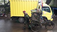 Mengenal Abdul, Penarik Becak Legendaris di Bandung Bergaya Tentara