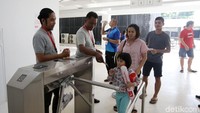 Beberapa penonton juga mengajak sanak keluarga mereka.