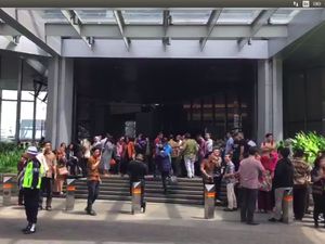 Sigapnya Karyawan Bergegas Keluar Saat Jakarta Diguncang Gempa