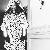 Agnez Mo bergaya dengan poncho rancangan Alexander Wang. Foto: Youtube, Instagram