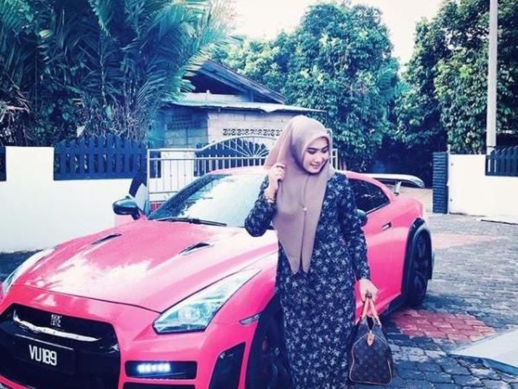 Gaya Hijabers Cantik Malaysia dengan Mobil Mewah