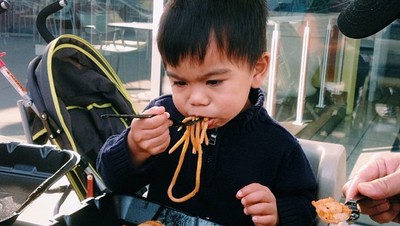 Lihat Ekspresi Anak-anak Ini Makan Mi, Bikin Ngiler