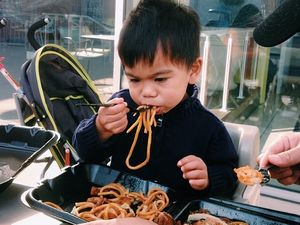Lihat Ekspresi Anak-anak Ini Makan Mi, Bikin Ngiler