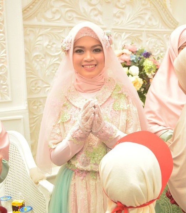 Pernikahan putri ketiga KH Abdullah Gymnastiar atau yang lebih dikenal dengan panggilan Aa Gym, Ghaitsa Zahira Sofa juga pernah menjadi sorotan. Pada hari pernikahannya yang digelar 7 Maret 2015 silam, Ghaitsa memakai gaun pengantin syari bernuansa pastel rancangan sang kakak, Ghaida Tsurayya. Ghaitsa menikah dengan pria penghafal Al-Quran, Maulana Yusuf di Dome Central 5 Daarut Tauhid, Bandung, Jawa Barat, Sabtu. Maharnya berupa 10 gram emas dan uang satu dinar. Foto: Instagram