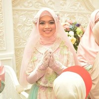 Pernikahan putri ketiga KH Abdullah Gymnastiar atau yang lebih dikenal dengan panggilan Aa Gym, Ghaitsa Zahira Sofa juga pernah menjadi sorotan. Pada hari pernikahannya yang digelar 7 Maret 2015 silam, Ghaitsa memakai gaun pengantin syari bernuansa pastel rancangan sang kakak, Ghaida Tsurayya. Ghaitsa menikah dengan pria penghafal Al-Quran, Maulana Yusuf di Dome Central 5 Daarut Tauhid, Bandung, Jawa Barat, Sabtu. Maharnya berupa 10 gram emas dan uang satu dinar. Foto: Instagram