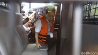 Setya Novanto memasuki mobil tahanan KPK.