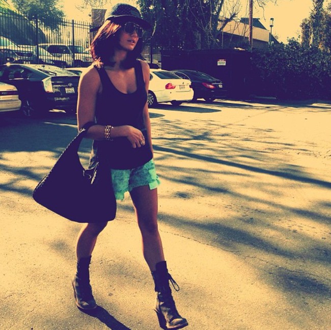 Agnez Mo yang sudah mulai menetap di Amerika Serikat sejak 2013 demi berkarier di dunia internasional tampil casual dengan sepatu boots dan tas Bottefa Veneta seharga US$ 2.600. Foto: Youtube, Instagram