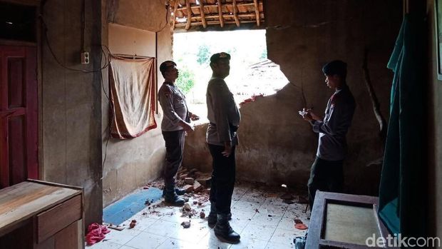  Rumah rusak akibat gempa 6,1 SR yang mengguncang Lebak, Banten, Selasa (23/1/2018)
