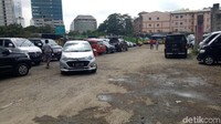 Menurut Adi, pihak PD Pasar Jaya diperkirakan sedang menyiapkan dokumen yang diperlukan. Rencananya lahan yang akan digunakan menjadi tempat penampungan sementara pedagang Blok G seluas 2.500 meter.