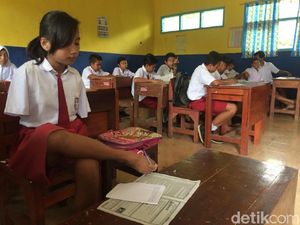 Pelajar Menulis dengan Kaki Ini Rela Berjalan 1 Jam Menuju Sekolah