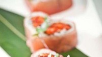 Sushi gulung dibentuk hati dengan warna daging ikan pink dan isian dalam lengkungannya. Cantik kayak bunga ya?Foto: Istimewa
