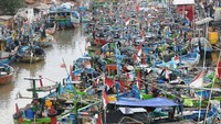 Cuaca buruk telah membuat nelayan tidak melaut. Sejumlah kapal disandarkan di kawasan Pelabuhan Jobokuto, Jepara, Jawa Tengah, Senin (22/1). Yusuf Nugroho/Antara Foto.
