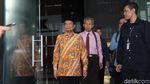 Usai Diperiksa KPK, Wali Kota Mojokerto Tertawa
