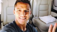 Foto: Dengan gaji 350 ribu pound per pekan atau sekitar Rp 310 Miliar per tahun, tentu saja Alexis bisa bepergian naik jet pribadi. Harga jet bombardier ini dibanderol sekitar US$ 10 Juta (setara Rp 133 Miliar). (Instagram/Alexis Sanchez)