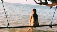 Dari fotonya yang banyak di pantai, kita jadi tahu Ranty sedikit banyak menyukai pantai saat traveling. Tapi kok, sendirian aja nih travelingnya? (Instagram/Ranty Maria)