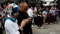 Mereka mencoba menghubungi sanak keluarga.