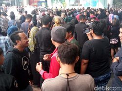 Gempa Guncang Jakarta, Pekerja Kantoran Berhamburan