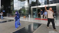 Dilansir BMKG, pusat gempa berada di Lebak, Banten. Gempa terjadi pada pukul 13.34 WIB.