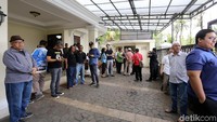Rekan dan tamu tampak sudah berdatangan di halaman rumah Sys.