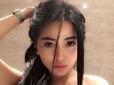 Bikin Lambe Turah Diomelin, Nih Si Seksi yang Lengket-lengket sama Gading