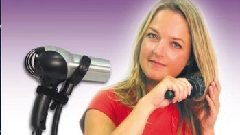 Tempat hairdryer yang tampaknya berfungsi banget nih buat para wanita, biar tangannya tetap fokus menyisir. (Foto: Brightside)