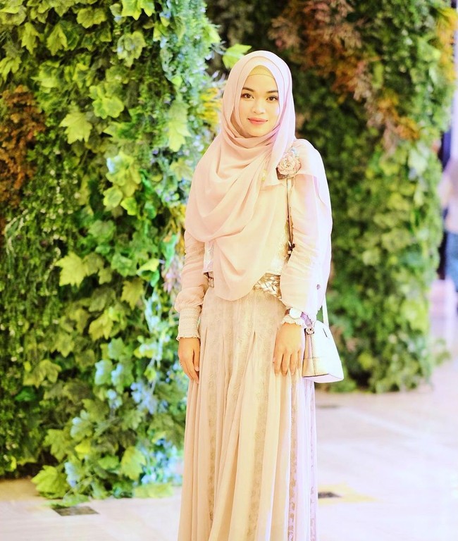 Ini adalah putri Aa Gym, Ghaida Tsurayya, yang dikenal sebagai seorang desainer busana muslim. Menikah dengan Harfinadi Ihram atau Kang Apin, Ghaida telah memiliki anak kembar. Foto: Instagram