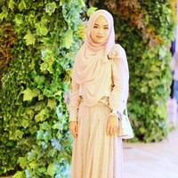 Ini adalah putri Aa Gym, Ghaida Tsurayya, yang dikenal sebagai seorang desainer busana muslim. Menikah dengan Harfinadi Ihram atau Kang Apin, Ghaida telah memiliki anak kembar. Foto: Instagram