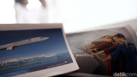 Direktur Operasi Garuda Indonesia Triyanto Moeharsono bersama Direktur Keuangan Garuda Indonesia Helmi Imam Satriyono berbincang usai memberikan keterangan kepada wartawan terkait kinerja positif operasional Garuda Indonesia di Jakarta, Selasa (23/1/2018). 