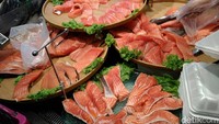 Berbagai ikan dan seafood segar juga ada di area basah. Salmon yang dijual tampak sangat segar. Semua bagian salmon juga tersedia mulai kepala, daging, kulit bahkan hingga tulangnya yang nikmat dijadikan kaldu. Foto: detikfood