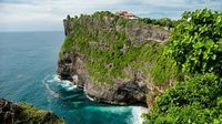 Tebing yang kehijauan menambah keindahan pantai berpasir keemasan ini (CNN Travel)