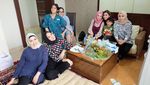 Lihat Momen Seru Ussy Sulistiawaty & Keluarga Saat Menyantap Makanan