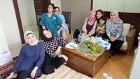 Menjenguk Olla Ramlan usai lahiran, Ussy dan kawan-kawannya terlihat membawa nasi kuning dengan aneka lauk. Enak nih dilahap bersama-sama! Foto: instagram @ussypratama