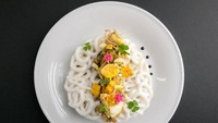 Makan nasi tak lengkap tanpa kerupuk aci putih. Gado-gado a la Betawi makin enak dipadu dengan kerupuk renyah. Krenyes! Foto: Dede Akbar