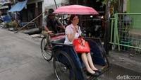 Niat Anies-Sandi untuk mengakomodasi kembali beroperasinya becak di perkampungan menuai kritik dari sejumlah pihak. Ada yang menilainya sebagai kemunduran dan tidak sejalan dengan konsep tansportasi massal. Agung Pambudhy/detikcom.